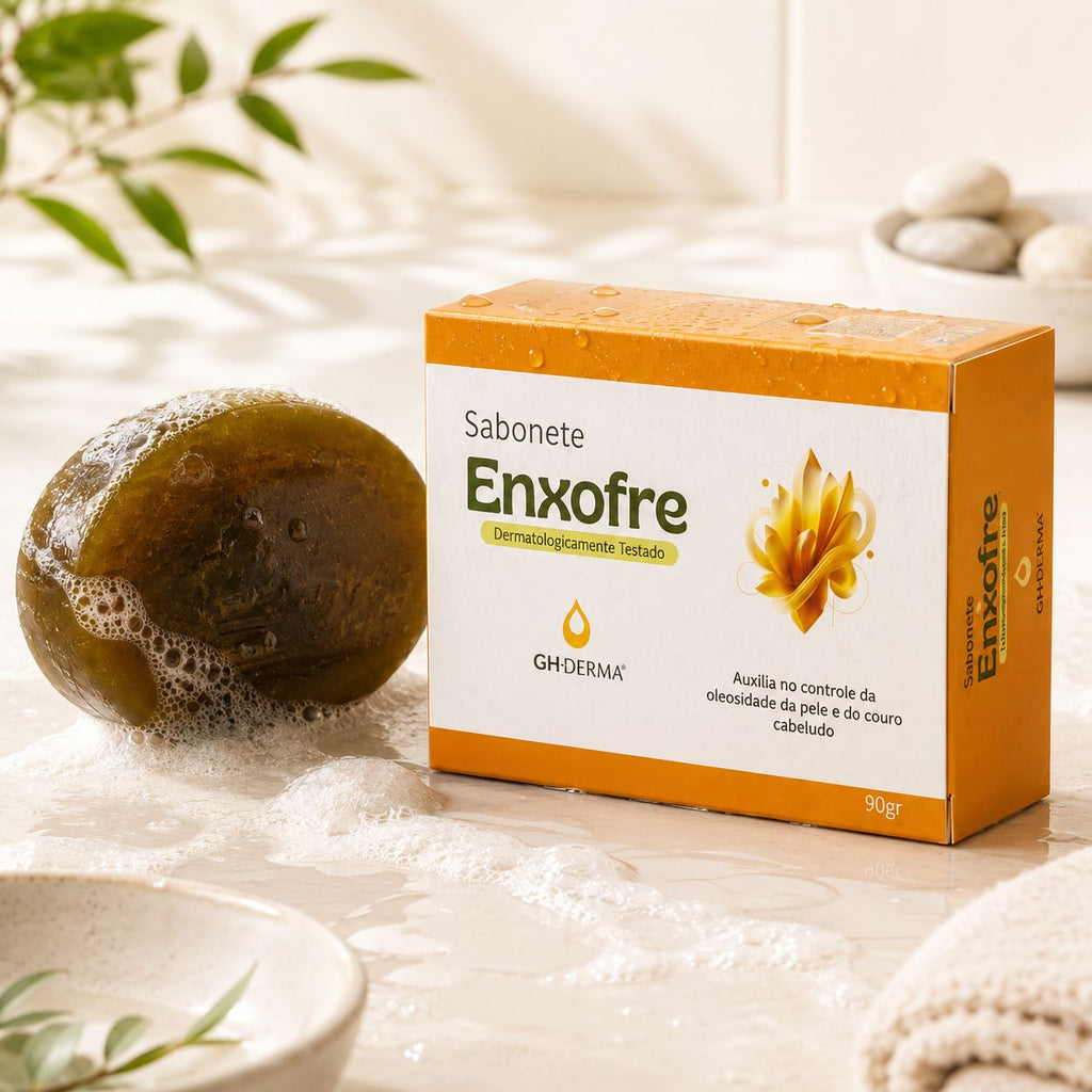 Sabonete de Enxofre GHDerma 90g: caixa laranja ao lado da barra de sabonete com espuma, sobre bancada clara com folhagem